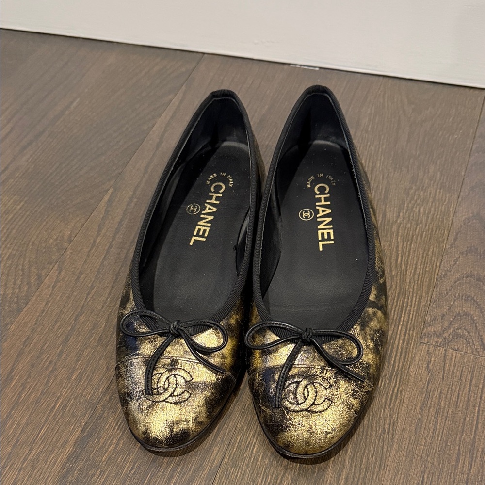 CHANEL Women's Black and Gold ballet flats
